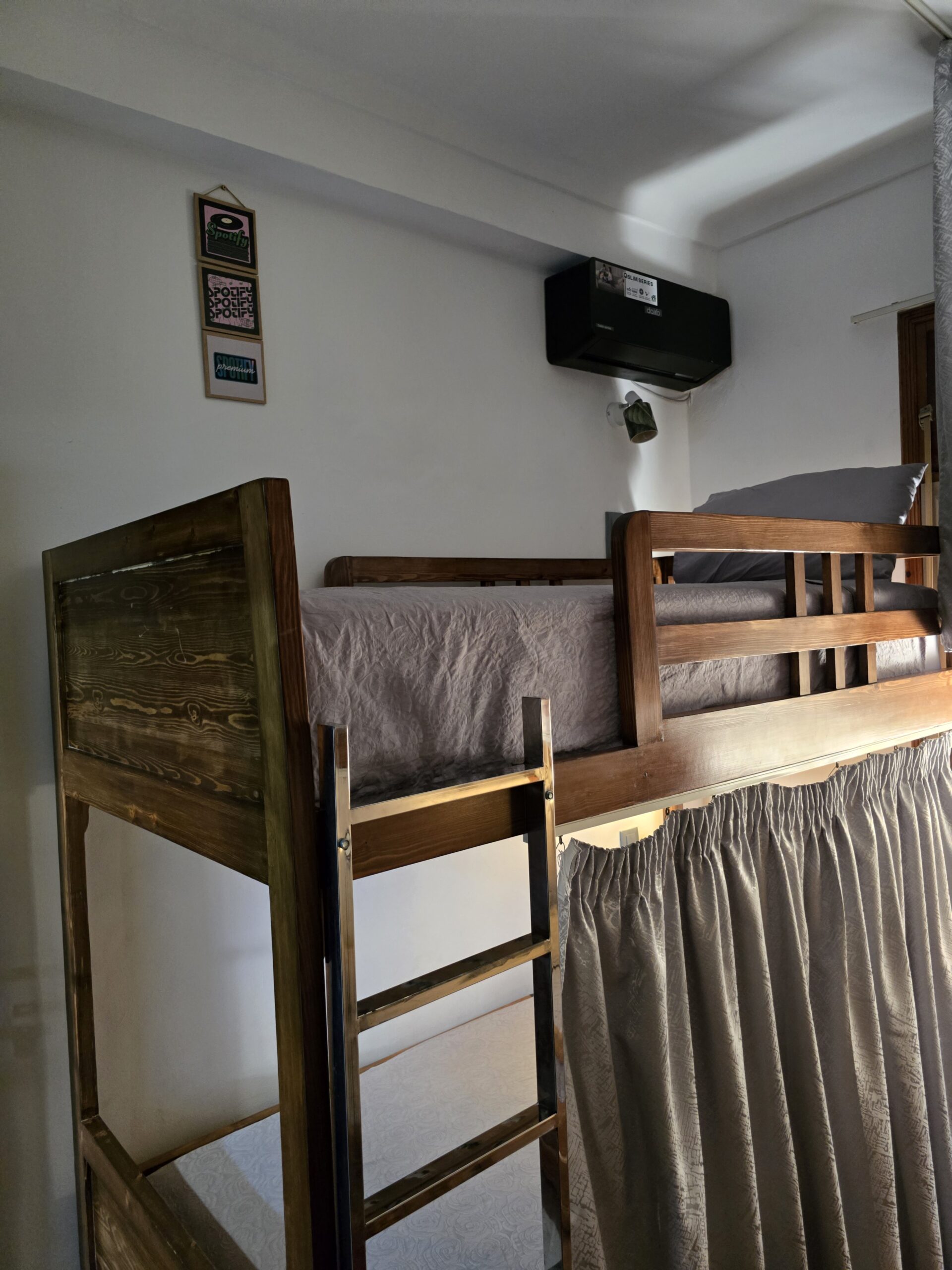 Dortoir Hostel Narjiss Fès - Hébergement confortable pour voyageurs Dortoir propre et organisé de Hostel Narjiss Fès avec lits confortables