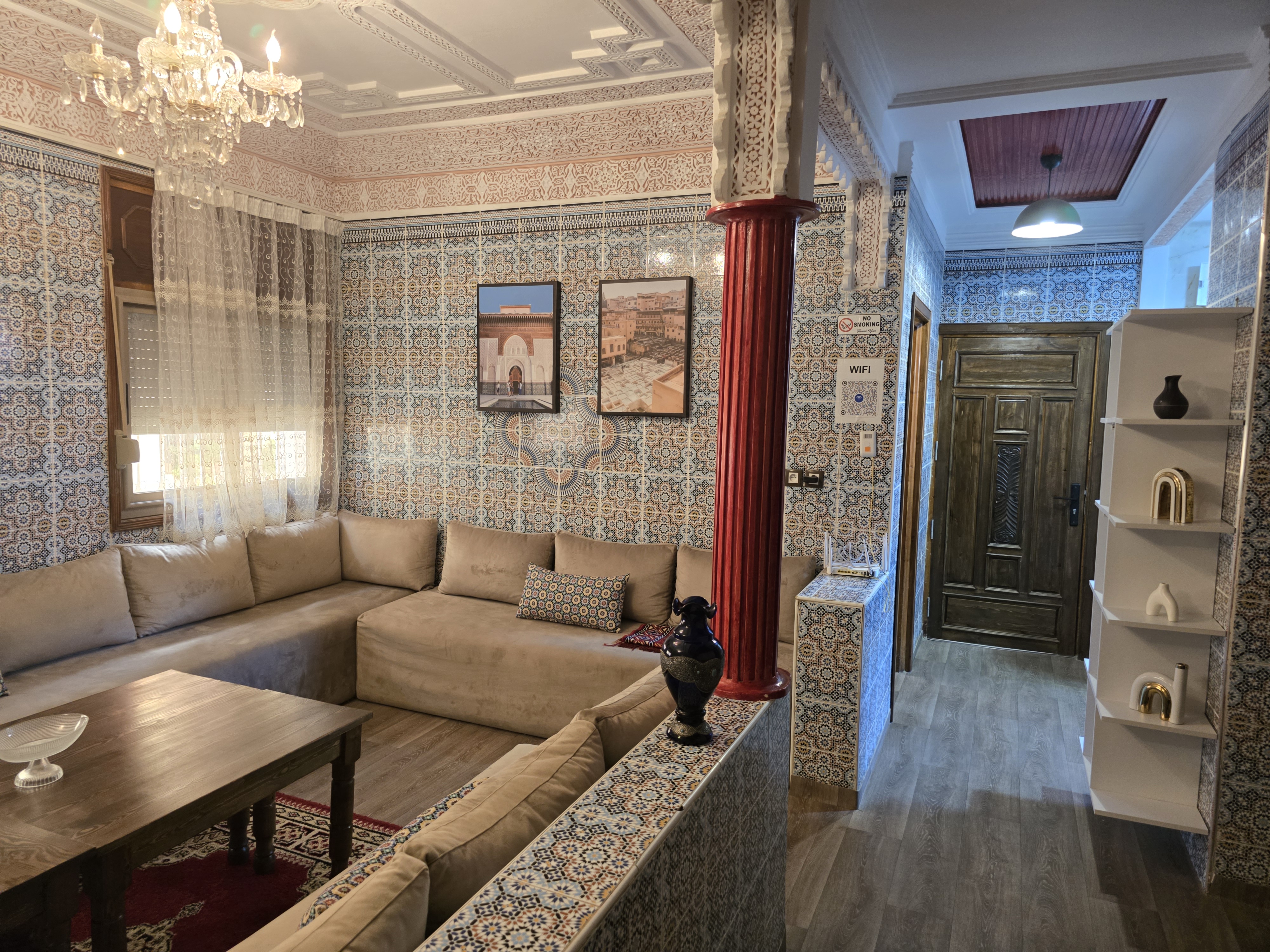 Espace détente Hostel Fès Narjiss - Salon traditionnel marocain Salon commun de Hostel Narjiss avec décoration marocaine traditionnelle et voyageurs