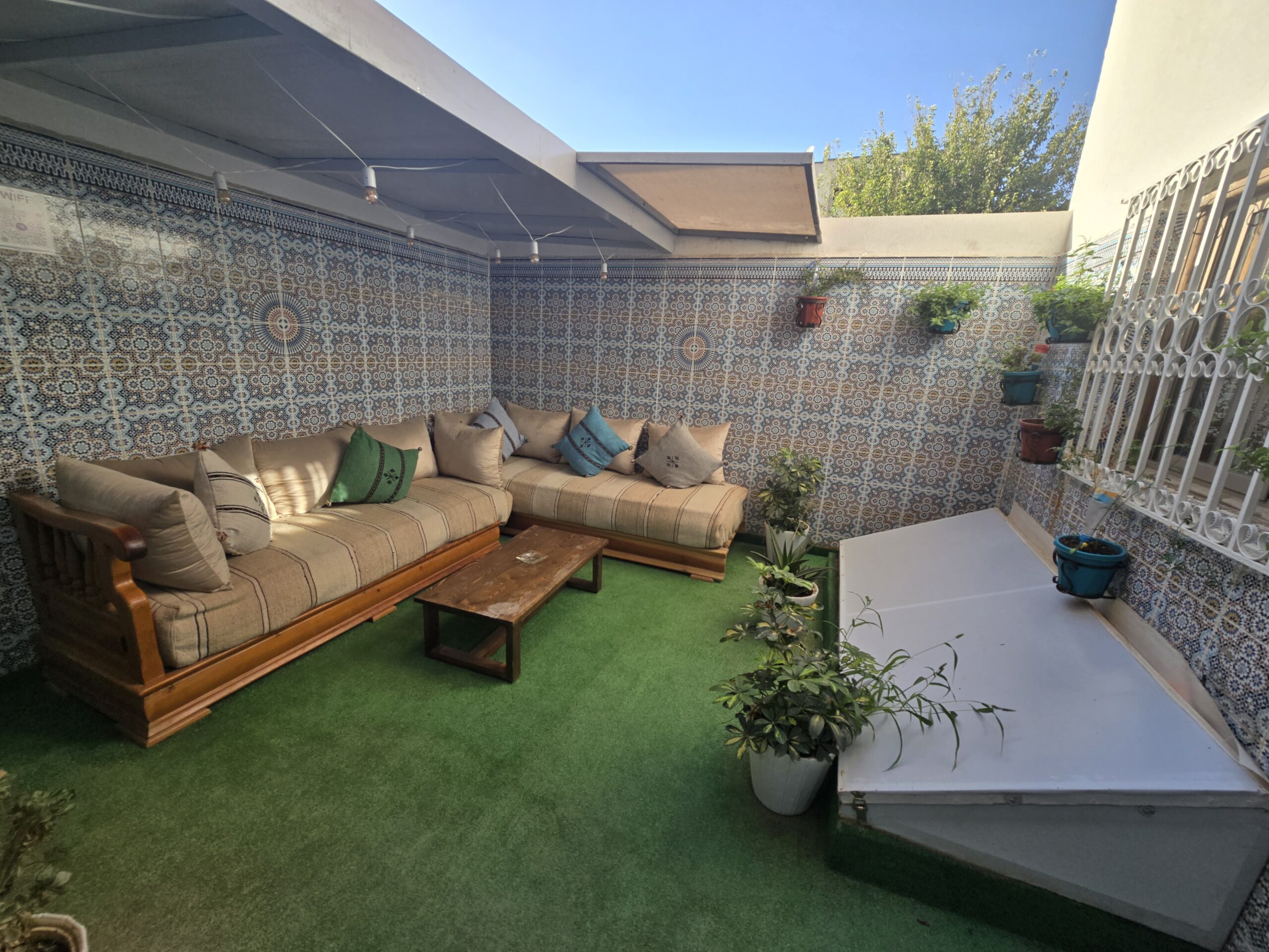 Terrasse Hostel Narjiss Fès - Vue panoramique sur la médina Terrasse de Hostel Narjiss avec vue sur la médina de Fès et espaces détente