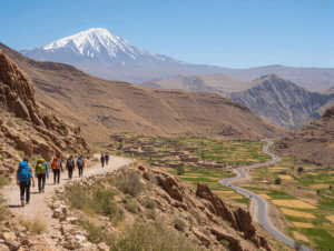 Groupe de voyageurs lors d'un day trip dans les montagnes de l'Atlas avec notre service de transport touristique
