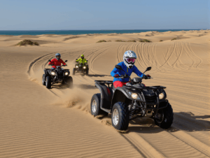 Caravane de dromadaires dans le désert marocain lors d'un tour organisé par notre agence de transport touristique